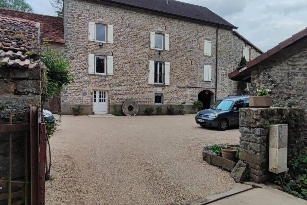 Dans Ancien Moulin *